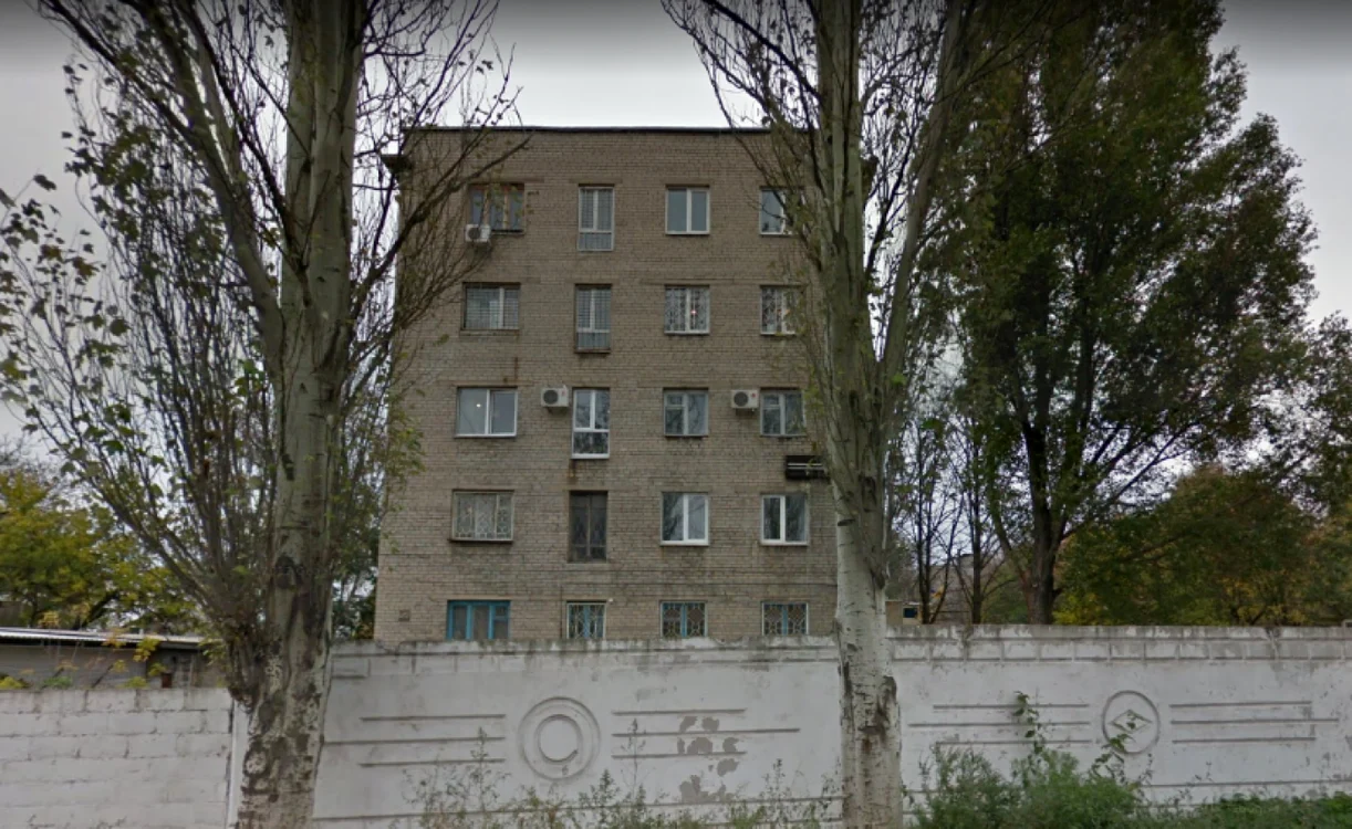 Se crede că această clădire din Doneţk este locul uneia dintre presupusele lagăre de detenţie şi tortură conduse de forţele ruse din regiunile ocupate de aceştia din Ucraina Foto: gov.pl