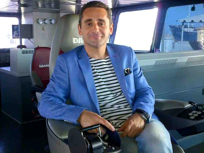 Gabriel Fătu şi-a luat permis de condus barca şi şi-a plimbat iubita în Deltă