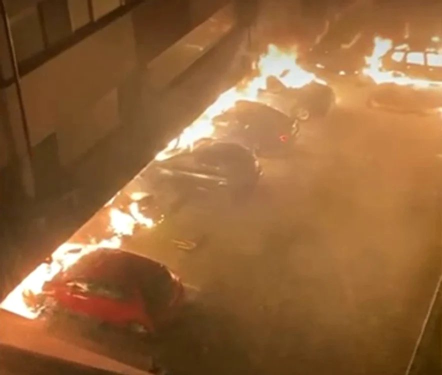 Flăcările au pornit de la maşinile parcate. Captură digi24