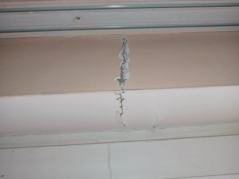Bubuiturile din poligonul Smârdan îi sperie pe localnici: „Nu mai dormim noaptea, copiii plâng, avem fisuri în pereți” 