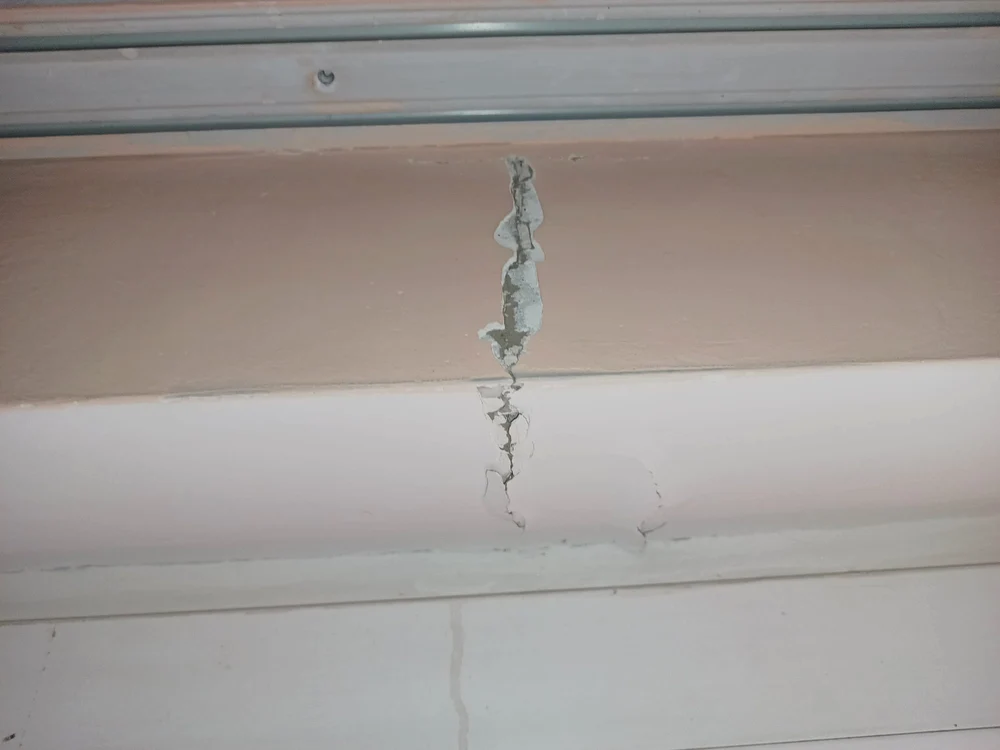 Locanicii spun că pereții s-au crăpat din cauza bubuiturilor FOTO: Arhiva Personală