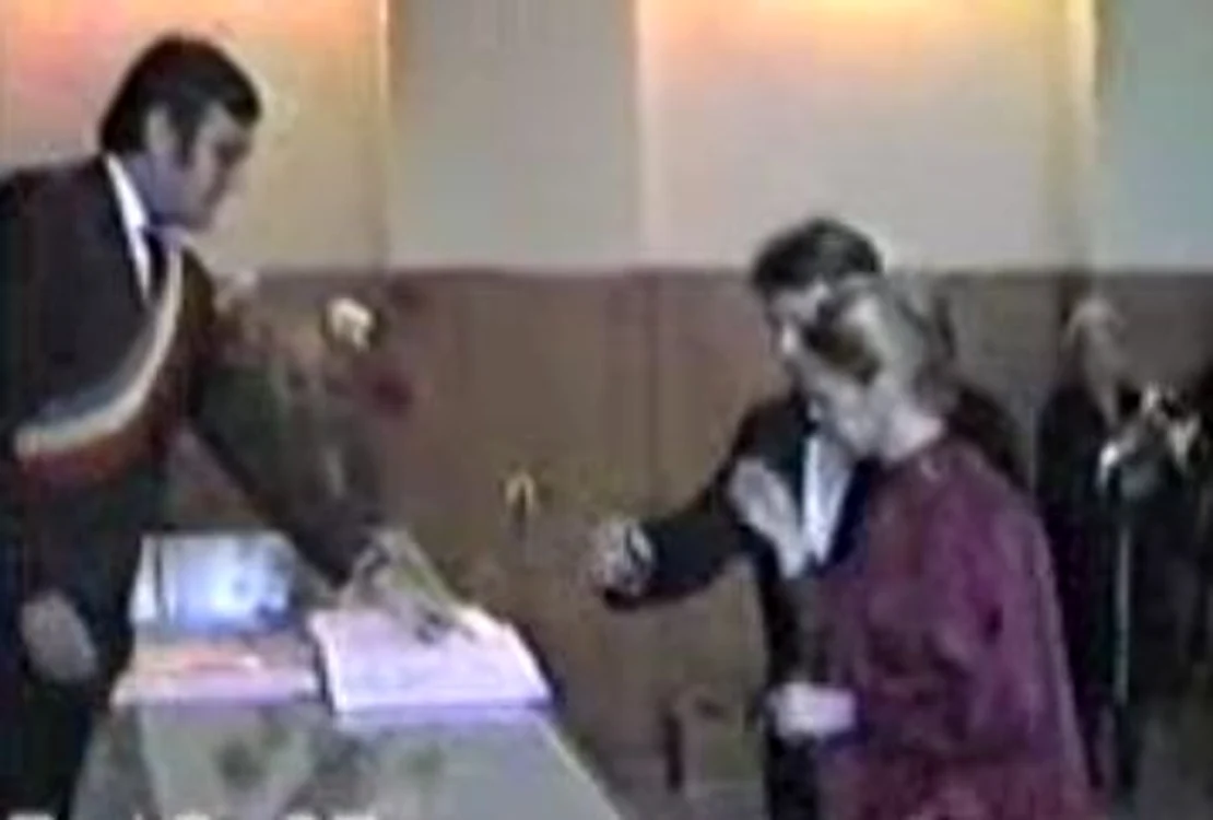 Corneliu Vadim Tudor şi soţia sa, la nunta din 1987. (captură Antena 1)