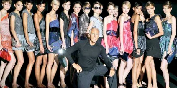 Giorgio Armani conduce şi astăzi, la 77 de ani, imperiul de modă pe care l-a fondat în urmă cu aproape patru decenii