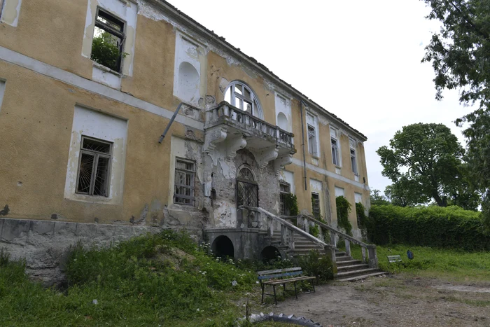 Conacul arăta jalnic şi înainte de incendiu FOTO Monumenteneamţ.ro