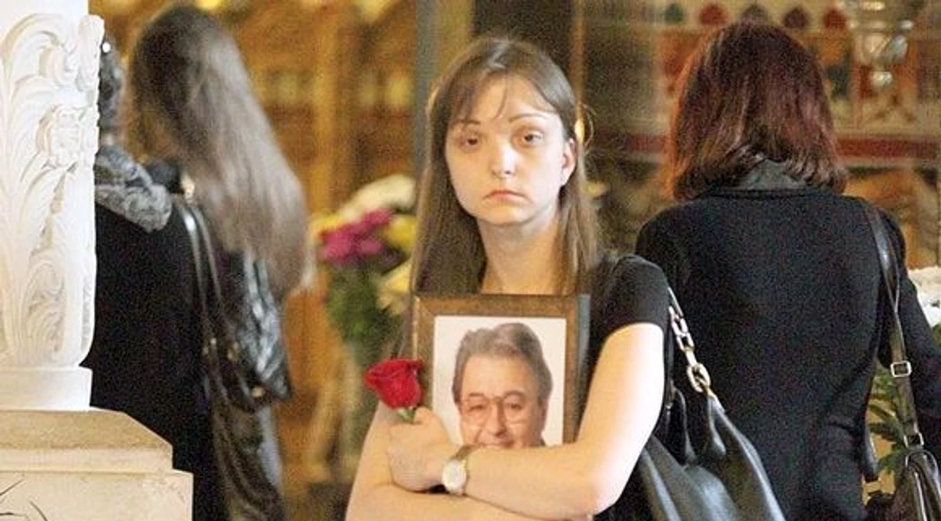 
    La înmormântarea  lui Vadim Tudor,  Lidia nu s-a dezlipit  de fotografia tatălui  