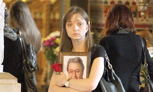 La înmormântarea  lui Vadim Tudor,  Lidia nu s a dezlipit  de fotografia tatălui jpeg