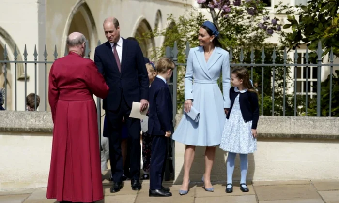 Kate Middleton şi Prinţul William - alaturi de copiii lor la slujba de Paste foto Getty Images