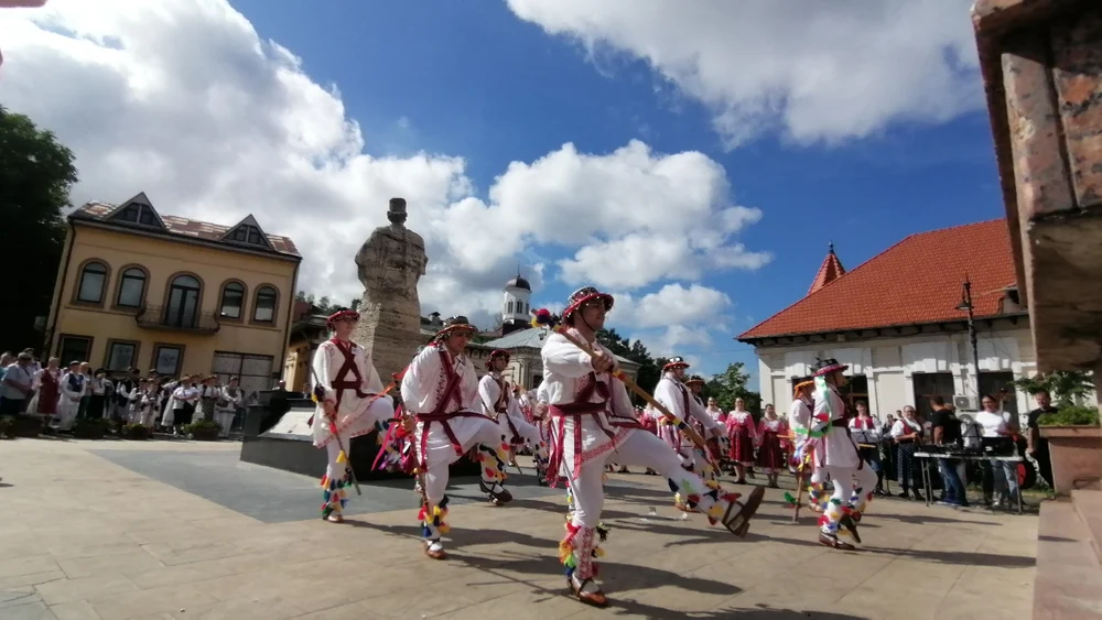 Rusaliile transformă Oltenia într-un loc de neratat. Unde poți întâlni călușarii