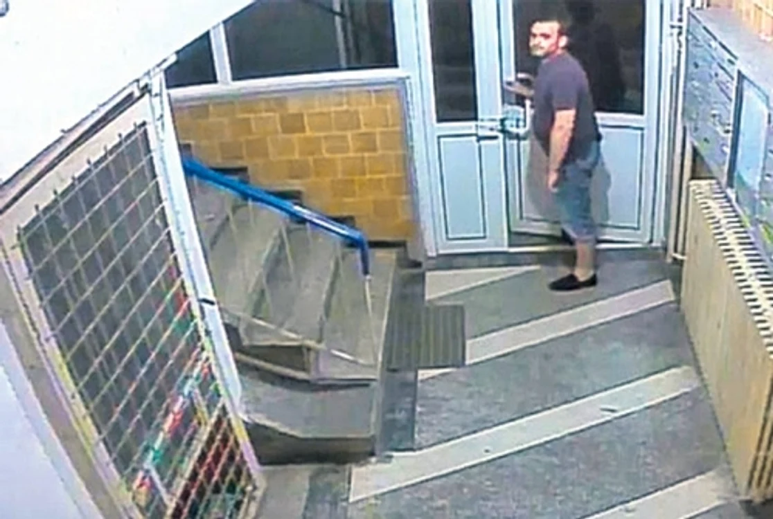 
    Bărbatul a fost surprins de camerele de luat vederi (foto: romaniatv.net)  