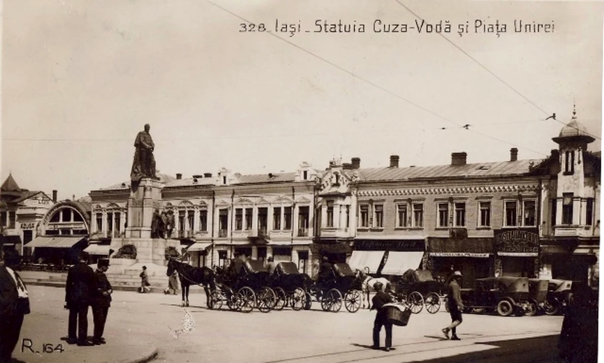 Iași. Piața Unirii și statuia Cuza-Vodă (© iMAGO Romaniae)