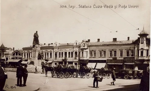 Iași. Piața Unirii și statuia Cuza-Vodă (© iMAGO Romaniae)