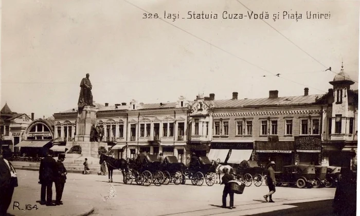 Iași. Piața Unirii și statuia Cuza-Vodă (© iMAGO Romaniae)