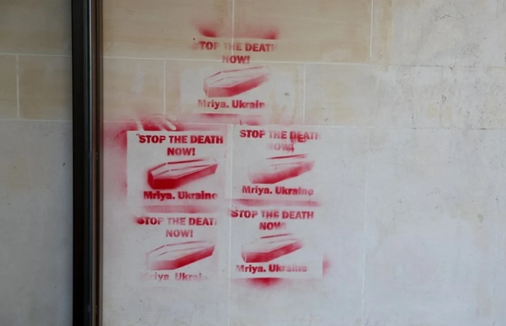 Patru bărbați din Republica Moldova vor fi judecați la Paris pentru inscripționarea unor mesaje jignitoare despre războiul din Ucraina