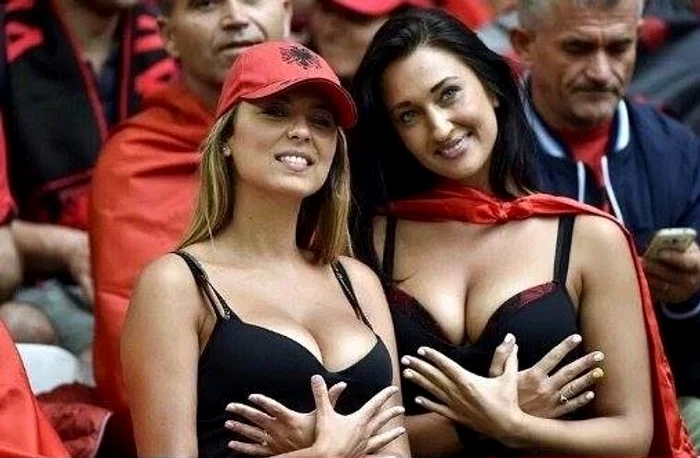 
    Două tinere cu busturi incredibile au răpit inimile francezilor la MarsiliaFoto Click!  