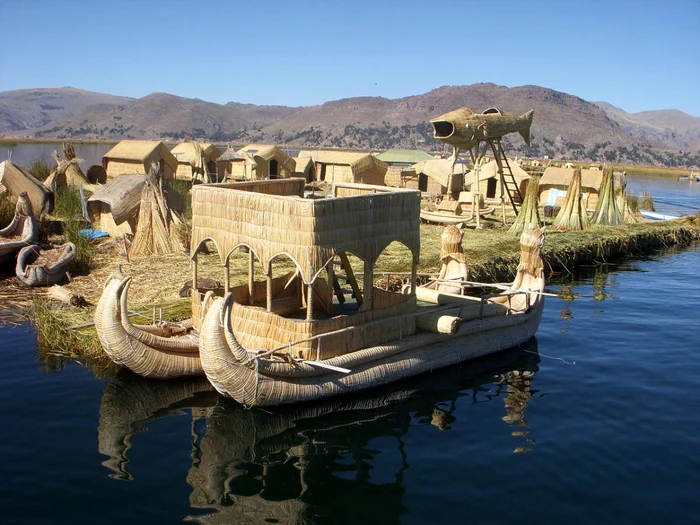 Oamenii din Uros trăiesc insule construite din stuf viu,  pe lacul Titicaca,  aflat la o altitudine de 3812 m.