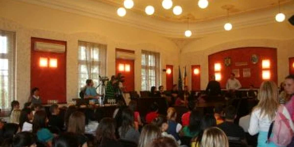 Consilierii locali aleg primarul şi viceprimarul