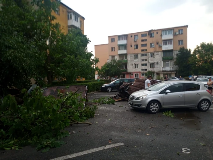 Bucăţi din acoperiş au ajuns în stradă Foto: Alin Ion