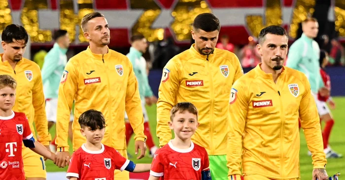 Naționala, cu capul plecat înainte și după meciul cu Austria. Foto Facebook FRF