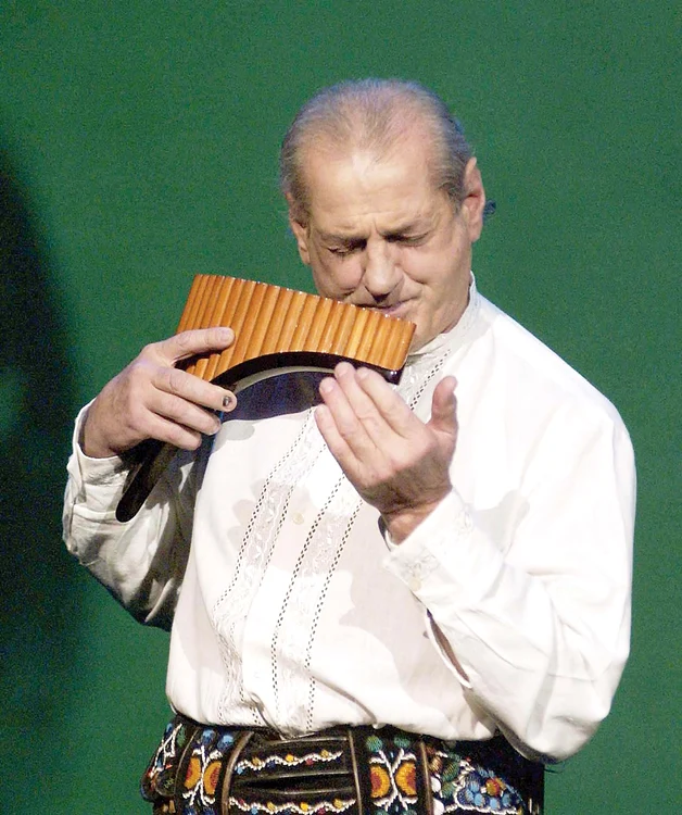 «Regele Naiului» a luat decizia de a se muta la ţară împreună cu iubita sa cu 44 de ani mai tânără