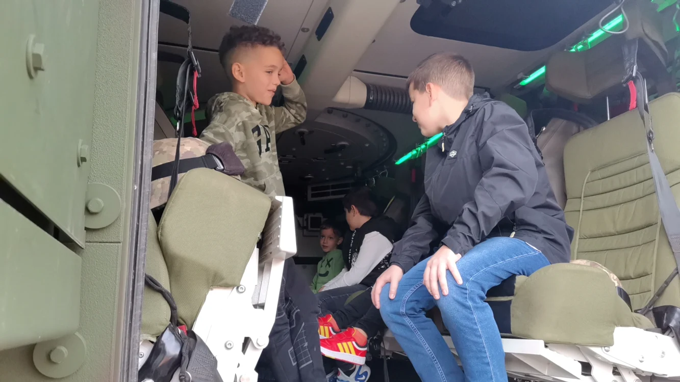Copiii s-au bucurat să urce în blindat FOTO: A.M.