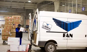 angajat depozit fan courier jpeg
