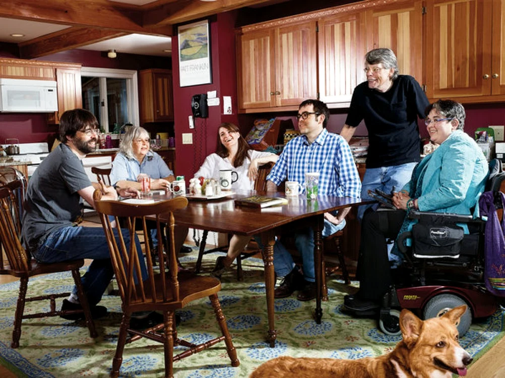 Familia King se poate lăuda cu cinci scriitori, iar patru dintre ei vor scoate noi romane anul acesta, de la stânga la dreapata: Joe Hill, Tabitha King, Kelly Braffet (soţia lui Owen), Owen King, Stephen King, Naomi King FOTO The New York Times