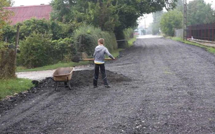 Cei mai tineri lucrează la asfaltare dimineaţă, în timp ce cei care au un loc de muncă se apucă de treabă abia dupa-masă FOTO: Bianca Sara