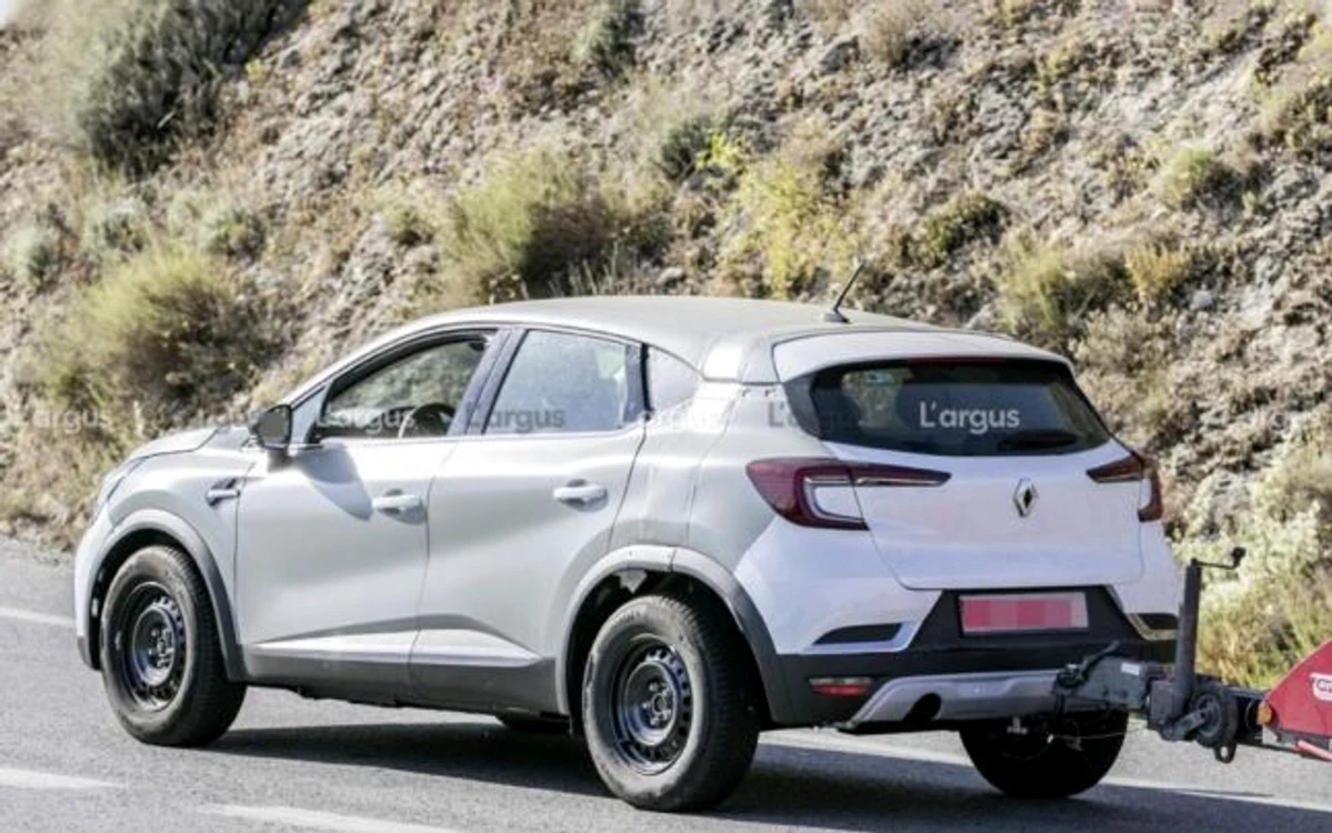 Viitoarea Dacia Duster, deghizată în Renault Captur, prin Spania. FOTO largus.fr