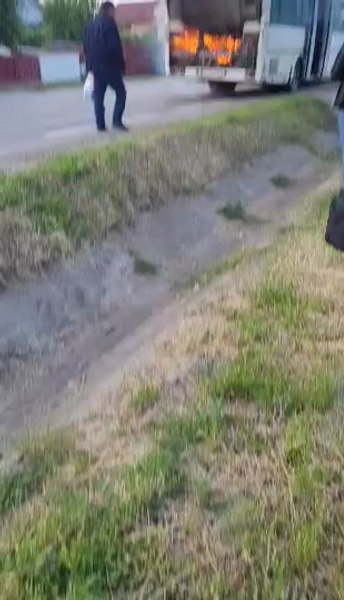 VIDEO Autobuz în flăcări, pe o șosea din Tecuci. Călătorii, printre care și elevi de liceu, au ieșit singuri din vehicul