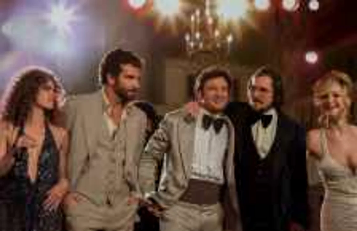 Actorii Amy Adams, Bradley Cooper, Jeremy Renner, Christian Bale şi Jennifer Lawrence, în filmul „Ţeapă în stil american“ FOTO cinemagia.ro