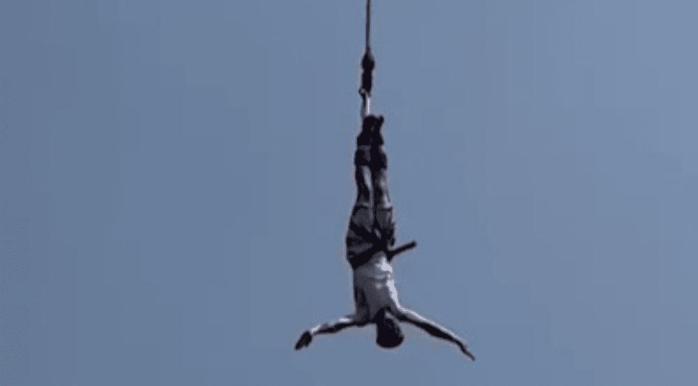 Moment terifiant. Unui bărbat i s-a rupt coarda de siguranță în timp ce făcea bungee jumping VIDEO