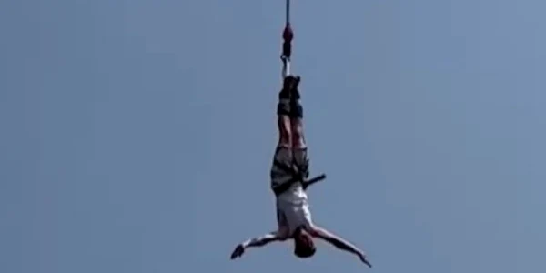Un turist, care practica bungee jumping, a scăpat cu viață după ce coarda de siguranță s a rupt Foto Captură video YouTube jpg