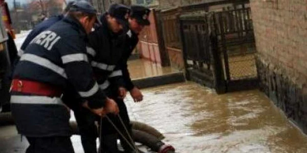 Hidrologii au instaurat cod galben de inundaţii până vineri