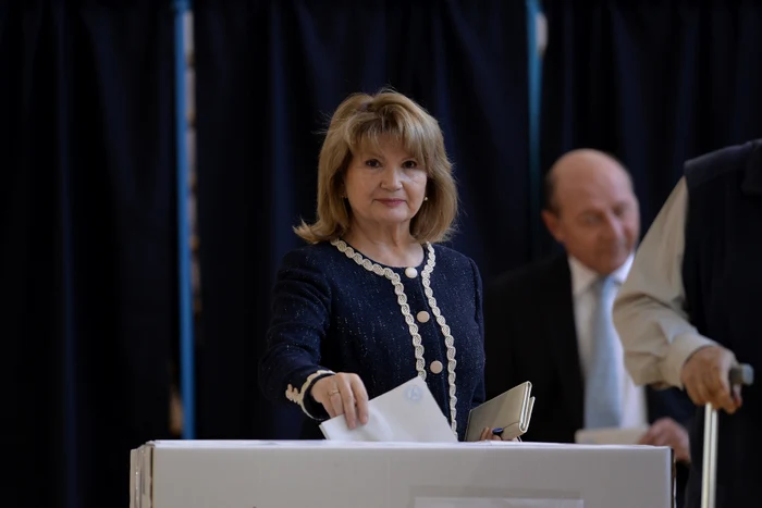 Maria Băsescu a purtat un deux-pièces Chanel la vot