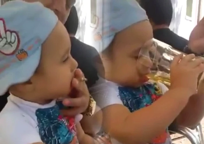 Deși are doar puțin peste un anișor, copilul din imagini pare foarte obișnuit deja cu cele mai periculoase viciicaptură: click.ro