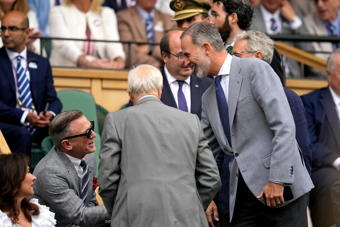 Daniel Craig nu s-a ridicat nici în fața Regelui Felipe