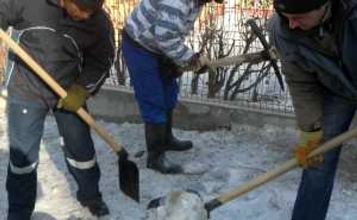Deținuții deszăpezesc străzile