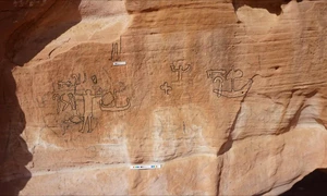 Un bărbat victorios merge înainte cu brațele ridicate lângă o figură legată și îngenuncheată, străpunsă de o săgeată. Barca din dreapta ar putea semnifica dominația (© fotografie de M. Nour El-Din,  desen de E. Kiesel)