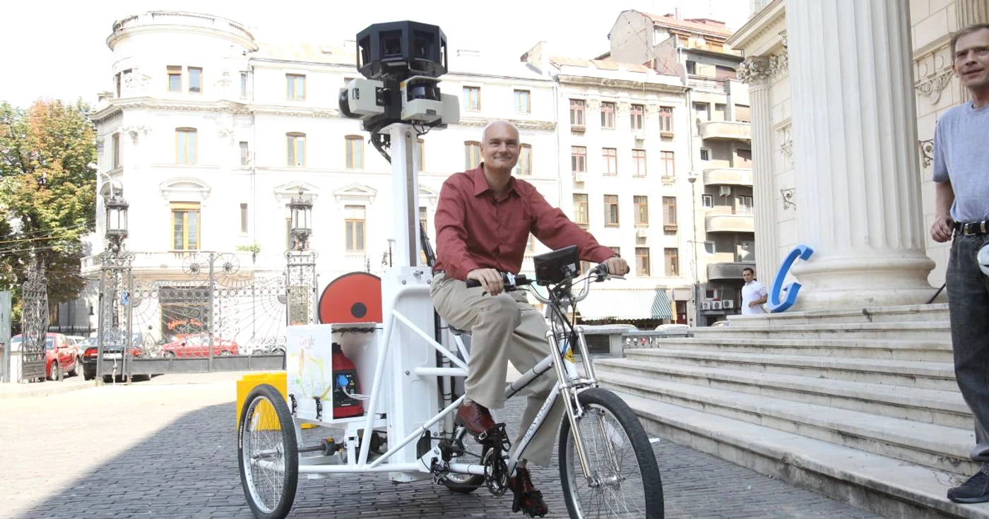
		    Dan Bulucea, şeful de la Google România, pedalând Google Trike în faţa Ateneului Român FOTO: Google