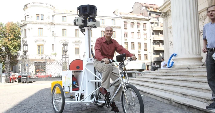 Dan Bulucea, şeful de la Google România, pedalând Google Trike în faţa Ateneului Român FOTO: Google
