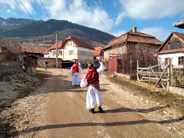 Flăcăii dau din bice în fața alaiului FOTO Alexandru Savu