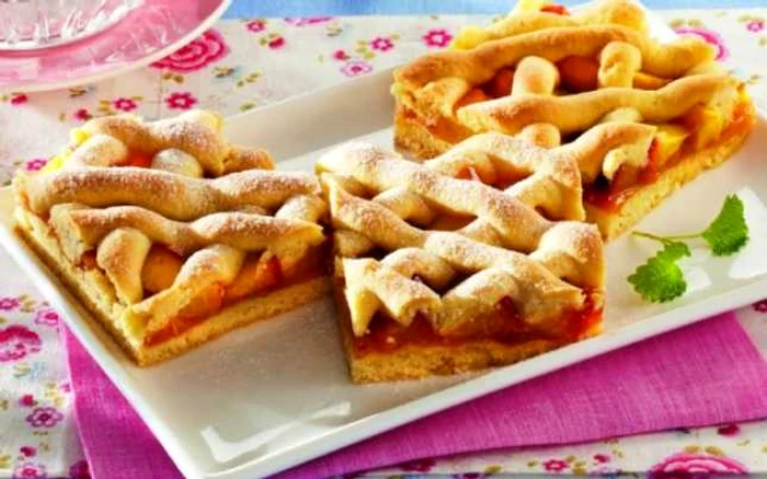 Răsfaţă-te cu o delicioasă plăcintă cu piersici!