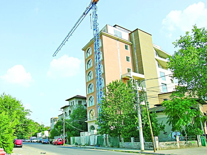 Sabinelor - Clădirea este în afara oricăror reguli urbanistice. Ultimul etaj arată ca o magazie