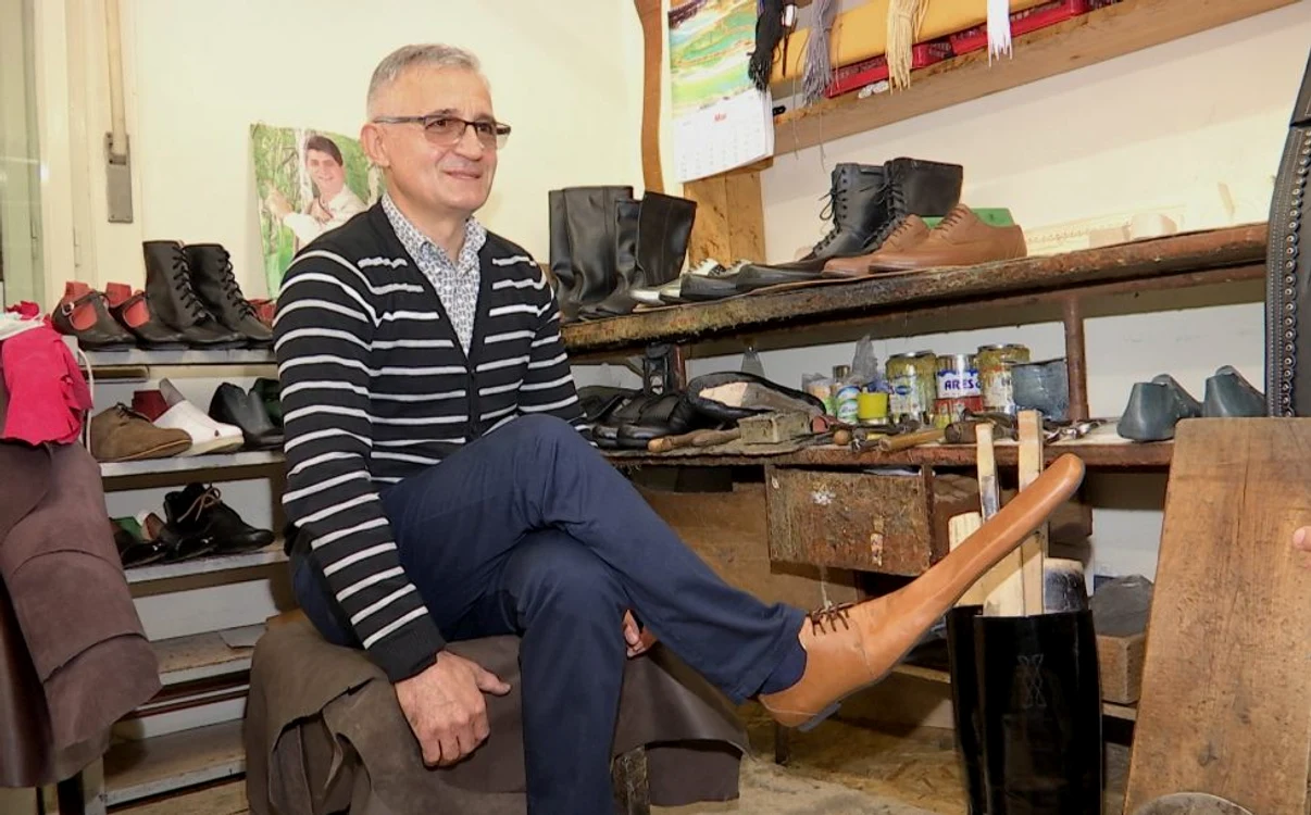 
    Grigore Lup, inventatorul pantofilor de distanțare socialăfoto: Dejeanul.ro  