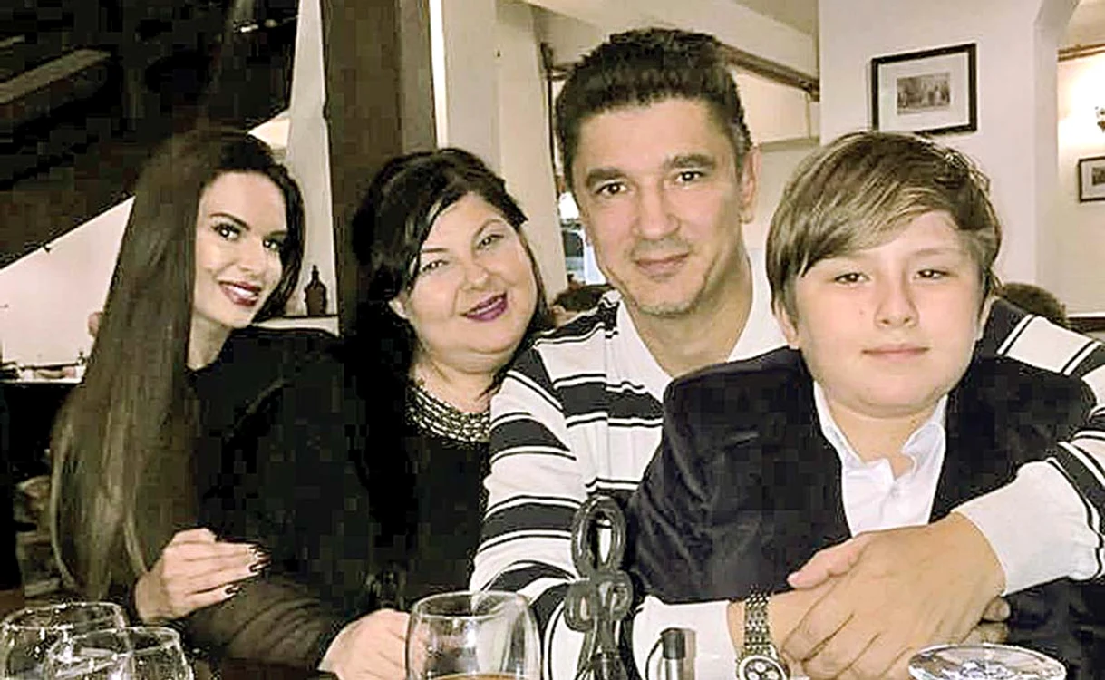 
    Luis Lazarus, alături de fosta soţie, Antoanela, şi de actuala, solista Lou Lou (foto stânga)  