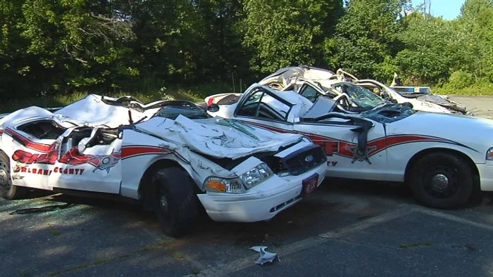 Fermierul a strivit mai multe maşini cu un tractor uriaş