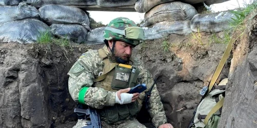 Profesor care îşi ţine prelegerile din tranşeele din estul Ucrainei FOTO BBC