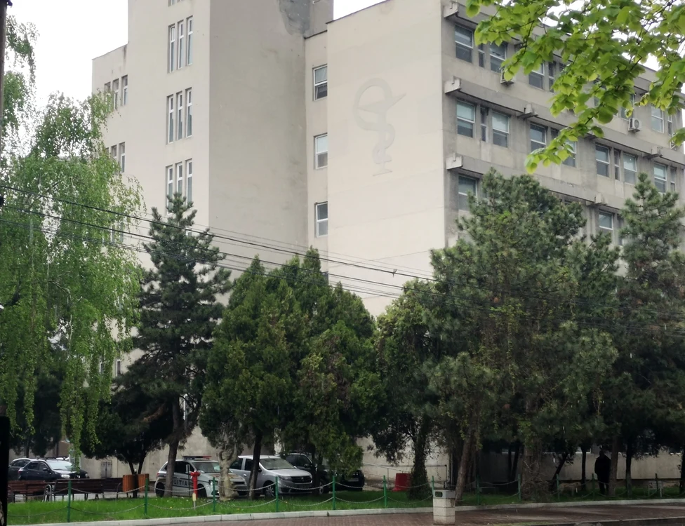 Pacientul s-a aruncat de la etajul III al clădirii Medicală FOTO: Alina Mitran