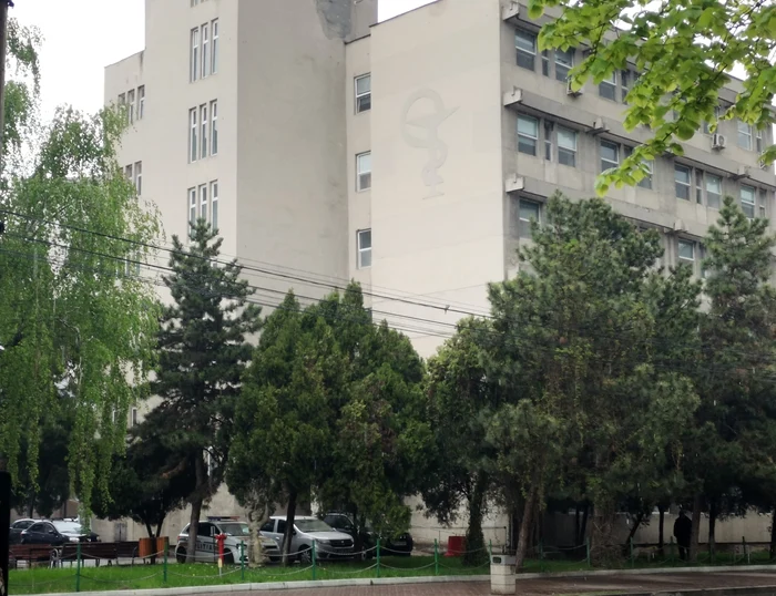 Pacientul s-a aruncat de la etajul III al clădirii Medicală FOTO: Alina Mitran