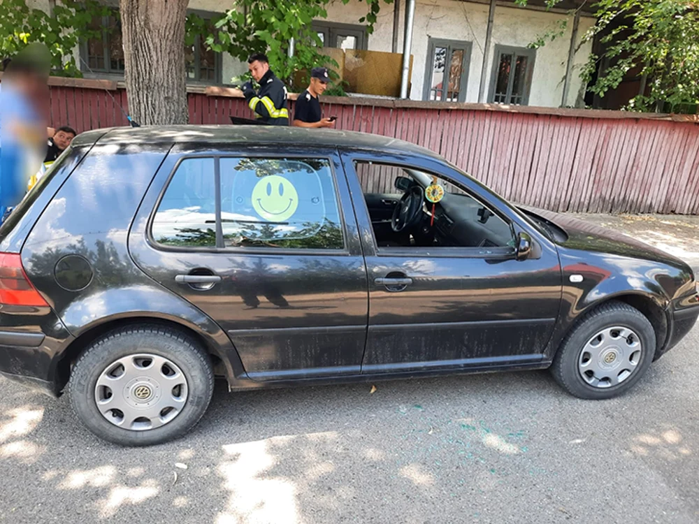 Maşina în care a rămas blocat copilul FOTO ISU Vaslui